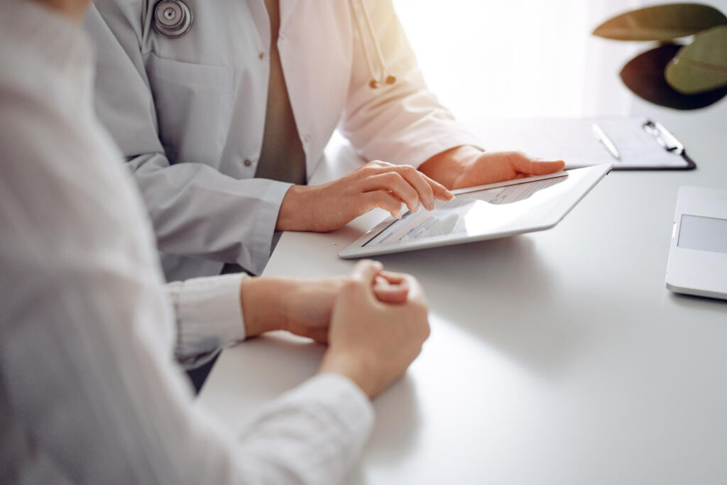 Врач клиники Здравница консультирует пациента после отмены антидепрессантов