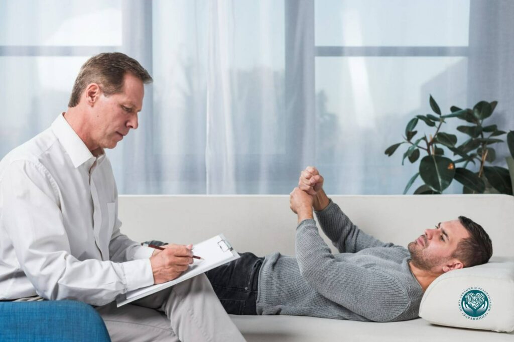 Сеанс психотерапевтического кодирования от алкоголизма в кабинете врача нарколога